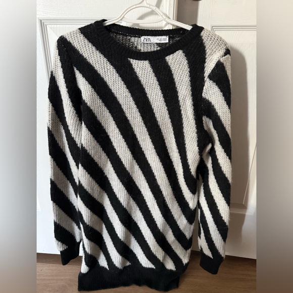 Zara Sweaters - Zara Monochrome Diagonal Stripe Knit Pullover